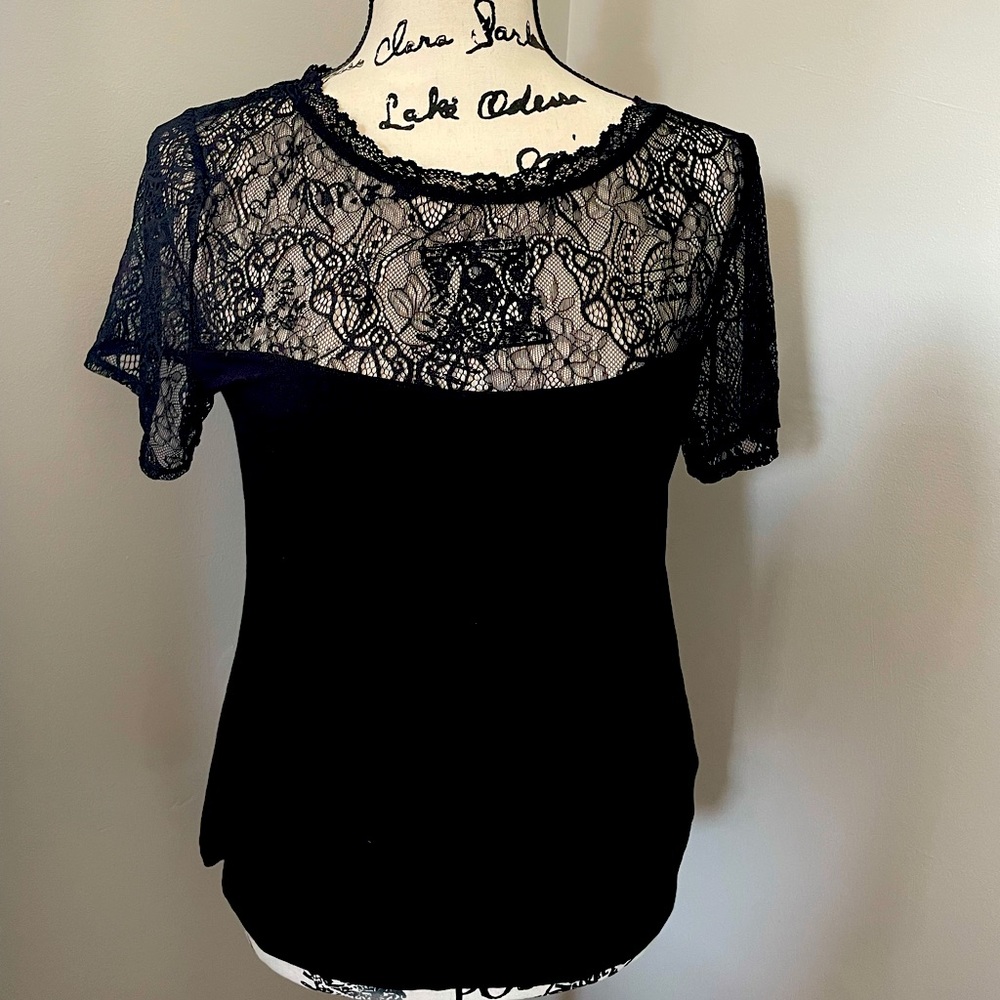Beautiful black lace blouse..🖤